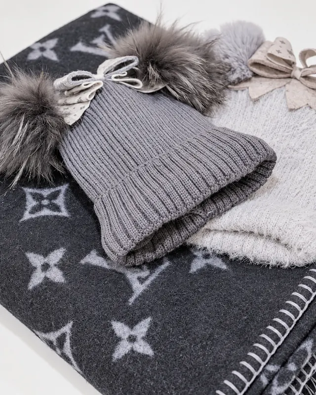 Un plaid e due cappelli di lana sul bancone