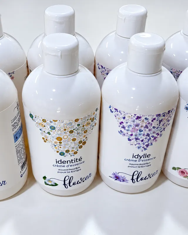 Flaconi delle essenze profumate per il bucato