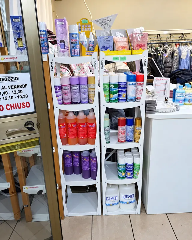 L'interno del negozio con gli scaffali dei prodotti e il cartello degli orari
