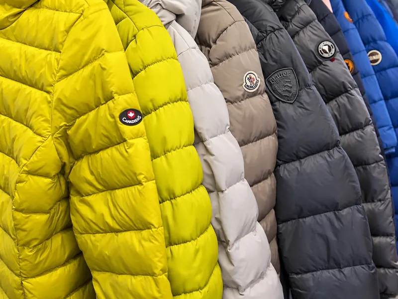 Piumini colorati appesi dopo il lavaggio