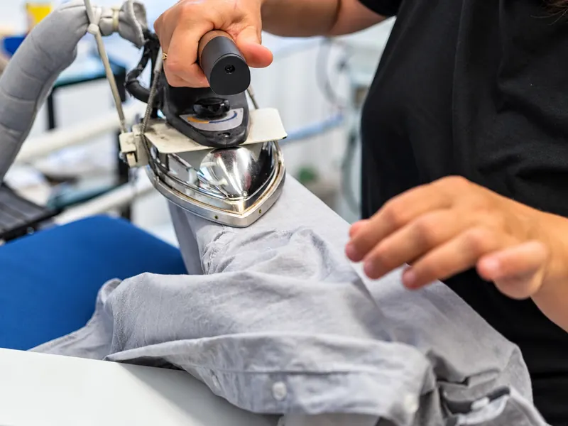 La stiratura di una camicia